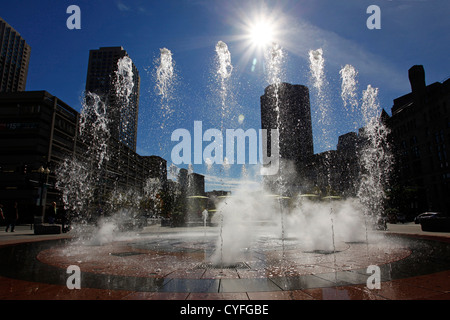 Wasserstrahlen Ringe Brunnen in den Wharf Bezirk von Boston, Massachusetts, USA Stockfoto