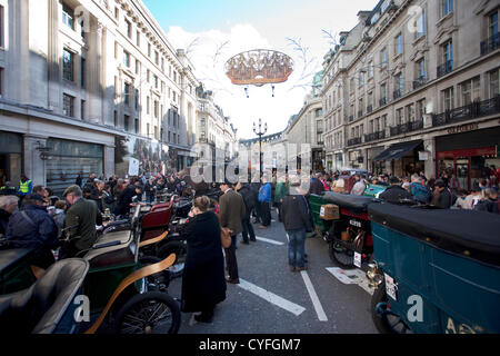 Der Regent Street Motor Show. London, UK. 03.11.2012 Bild zeigt Oldtimer aufgereiht in der Regent Street, der größten kostenlosen motor Show im Vereinigten Königreich, wo Teilnehmer des London to Brighton Veteran Car Run an der Regent Street Motor Show am Samstag 3. November teilnehmen. Stockfoto