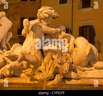 Rom - nächtliche Detail aus Neptunbrunnen (1574) erstellt von Giacomo della Porta auf der Piazza Navona Stockfoto