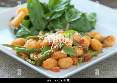 Köstliche hausgemachte Gnocchi mit frischen grünen Garten Stockfoto