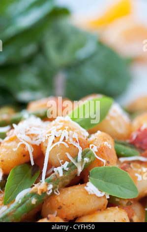 Köstliche hausgemachte Gnocchi mit frischen grünen Garten Stockfoto