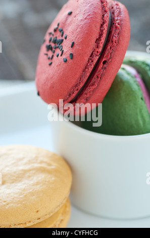 Bunte gebackene frisch Makronen mit Cremefüllung Stockfoto