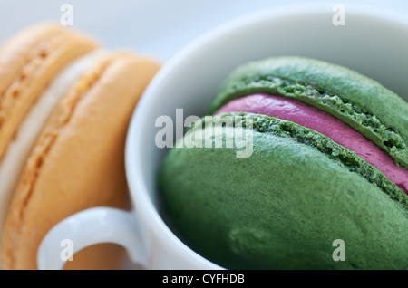 Bunte gebackene frisch Makronen mit Cremefüllung Stockfoto