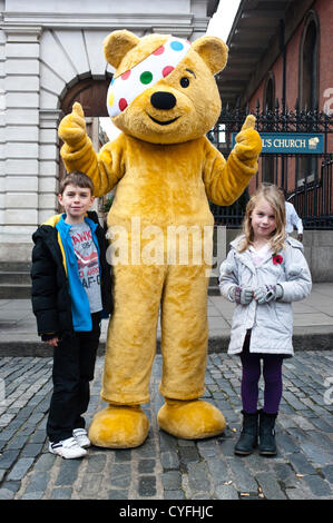 London, UK - 3. November 2012: Pudsey Bär und Promi-Freunde sind in Covent Garden für ein Staraufgebot Nachmittag voller Musik und Unterhaltung. Covent Garden Piazza West spielt Gastgeber für die erste BBC-Kinder in Not Pudsey Street-Event Credit: Pcruciatti / Alamy Live News Stockfoto