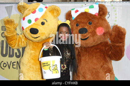 PUDSEY BÄR & AME AKA A * M * E & BLUSH TRAGEN BBC KINDER IN NOT. PUDSEY STREET 2012 LONDON ENGLAND UK 03 November 2012 Stockfoto