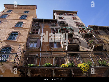 Alte Bürgerhäuser an der Piazza Delle Erbe in Verona, Veneto, Italien Stockfoto