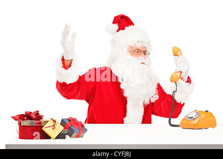 Nervös Santa Claus schreien an einem Telefon isoliert auf weißem Hintergrund Stockfoto