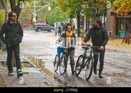 New York, NY - 30 Oktober 2012 New Yorker Lower Manhattan zu Fuß und per Fahrrad, bevorzugte Verkehrsträger Transit, nach öffentlichen Transport und Energie umgehen, war Iduring Hurrikan Sandy ausgeschlagen. Stockfoto