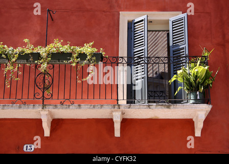 Bunte Balkon in der Altstadt von Verona, Veneto, Italien Stockfoto