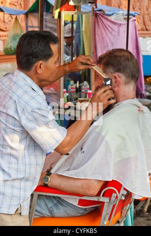 Friseur in den Straßen von Phnom Penh, Kambodscha Stockfoto