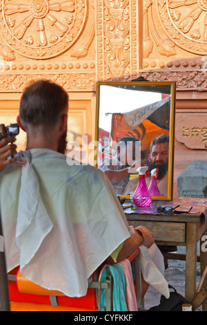 Friseur in den Straßen von Phnom Penh, Kambodscha Stockfoto