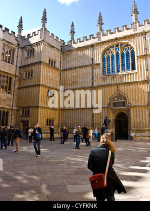 Touristen in Grade 1 aufgeführten alten Schulen Viereck Bodleian Library Oxford Oxfordshire England Europa Stockfoto