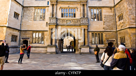 Touristen in der Klasse 1 aufgeführten Bodleian Bibliothek alte Schulen Viereck Oxford Oxfordshire England Europa Stockfoto