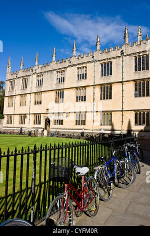 Klasse 1 aufgeführten Bodleian Library und Fahrräder Radcliffe Square Oxford Oxfordshire England Europa Stockfoto