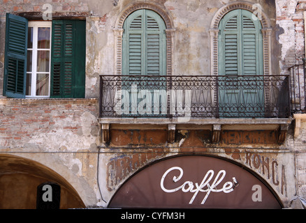 Altes Café an der Piazza Delle Erbe in Verona, Veneto, Italien Stockfoto