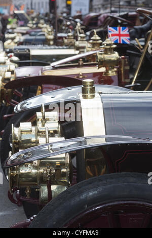 London, England, Vereinigtes Königreich. Samstag, 3. November 2012. An der Regent Street Motor Show über 300 Fahrzeuge aus 125 Jahren Automobilgeschichte von den frühesten Veteranen des 19. Jahrhunderts bis ins 21. Jahrhundert waren die Autos der Zukunft angezeigt. Einige der Autos sind die traditionellen London to Brighton Veteran Car Run am 4. November 2012 teilzunehmen. Bildnachweis: Nick Savage/Alamy Live News Stockfoto