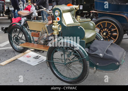 London, England, Vereinigtes Königreich. Samstag, 3. November 2012. Im Bild: Ein Humber 'Olympia Tandem' 1904 gebaut. An der Regent Street Motor Show über 300 Fahrzeuge aus 125 Jahren Automobilgeschichte von den frühesten Veteranen des 19. Jahrhunderts bis ins 21. Jahrhundert waren die Autos der Zukunft angezeigt. Einige der Autos sind die traditionellen London to Brighton Veteran Car Run am 4. November 2012 teilzunehmen. Bildnachweis: Nick Savage/Alamy Live News Stockfoto