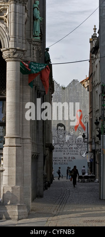 Ein Horten in Brüssel von der Grand Place mit Slogans der Kampagne über AIDS Stockfoto