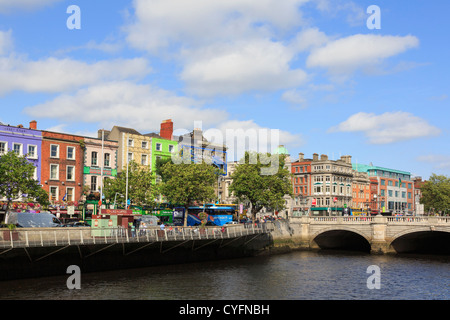 Blick über den Fluss Liffey, farbenfrohen am Flussufer Gebäuden auf Batchelor Spaziergang durch O' Connell Bridge in Dublin Stadt Irland Irland Stockfoto