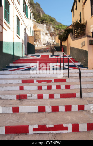 Die Union Jack und Gibraltar Flags auf Schritte in Gibraltar gemalt. Stockfoto