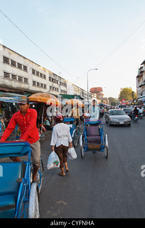 Rikschas in Phnom Penh, Kambodscha Stockfoto