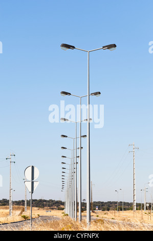 Straßenbeleuchtung in voll infra strukturiert Baulücken baureif im Industriepark von Evora, Portugal Stockfoto