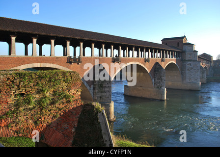 Alten bedeckt Brücke am Fluss Ticino in Pavia, Lombardei, Italien Stockfoto