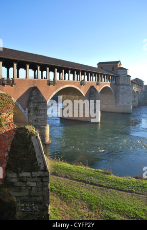 Alten bedeckt Brücke am Fluss Ticino in Pavia, Lombardei, Italien Stockfoto