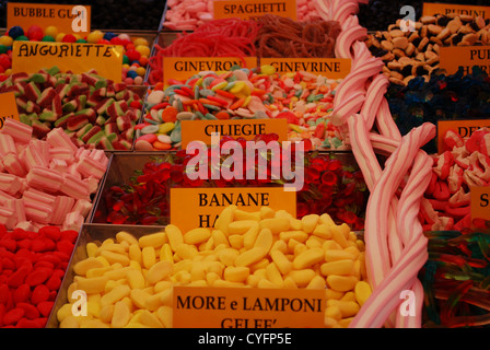 Bunte Bonbons auf Stand zum Verkauf an Straßenmarkt, Italien Stockfoto