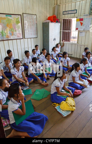 Schülerinnen und Schüler in einem Klassenzimmer der NGO Pour un Sourire d ' Enfant in Phnom Penh, Kambodscha Stockfoto