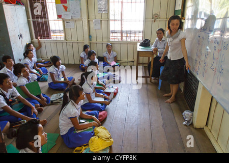 Schülerinnen und Schüler in einem Klassenzimmer der NGO Pour un Sourire d ' Enfant in Phnom Penh, Kambodscha Stockfoto