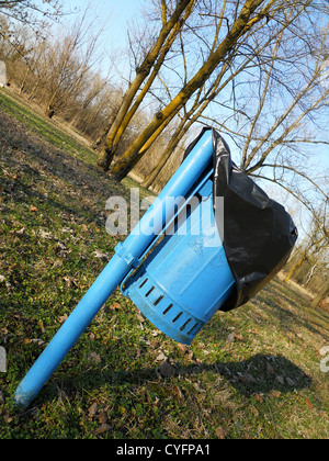 Blaue Abfallbehälter im Park im winter Stockfoto