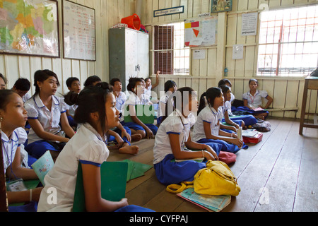 Schülerinnen und Schüler in einem Klassenzimmer der NGO Pour un Sourire d ' Enfant in Phnom Penh, Kambodscha Stockfoto