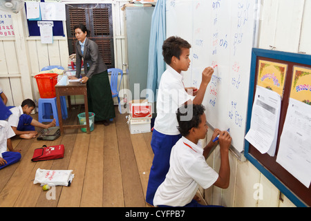 Schülerinnen und Schüler in einem Klassenzimmer der NGO Pour un Sourire d ' Enfant in Phnom Penh, Kambodscha Stockfoto