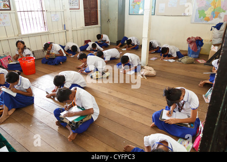 Schülerinnen und Schüler in einem Klassenzimmer der NGO Pour un Sourire d ' Enfant in Phnom Penh, Kambodscha Stockfoto