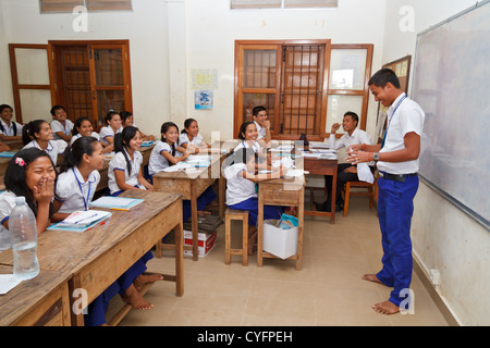 Schülerinnen und Schüler in einem Klassenzimmer der NGO Pour un Sourire d ' Enfant in Phnom Penh, Kambodscha Stockfoto