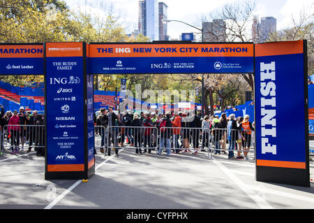 New York, USA. 3. November 2012. Ziellinie 2012 NYC Marathon die abgebrochen wurde, nachdem Hurrikan Sandy Großraum New York getroffen. Bildnachweis: PCN Fotografie / Alamy Live News Stockfoto