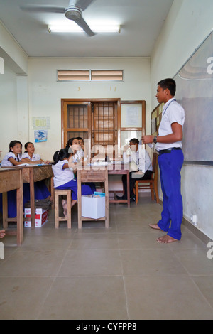 Schülerinnen und Schüler in einem Klassenzimmer der NGO Pour un Sourire d ' Enfant in Phnom Penh, Kambodscha Stockfoto