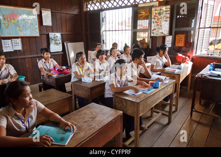 Schülerinnen und Schüler in einem Klassenzimmer der NGO Pour un Sourire d ' Enfant in Phnom Penh, Kambodscha Stockfoto