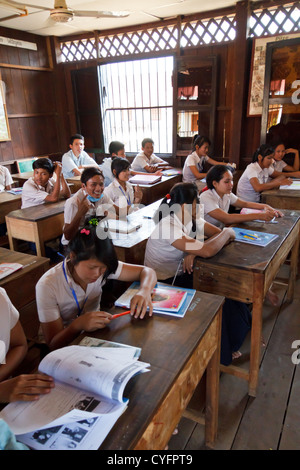 Schülerinnen und Schüler in einem Klassenzimmer der NGO Pour un Sourire d ' Enfant in Phnom Penh, Kambodscha Stockfoto