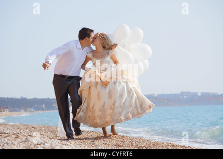 Hochzeit paar Laufen am Strand Stockfoto