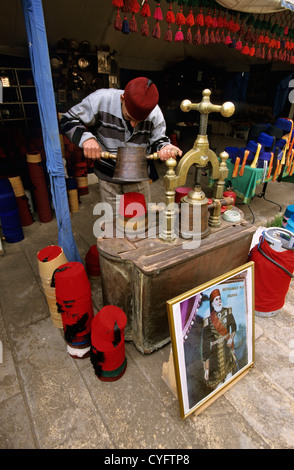 Ägypten, Kairo, traditionelle "Türkischen" Hüte in der Nähe von Mohammed Ali Moschee machen. Stockfoto