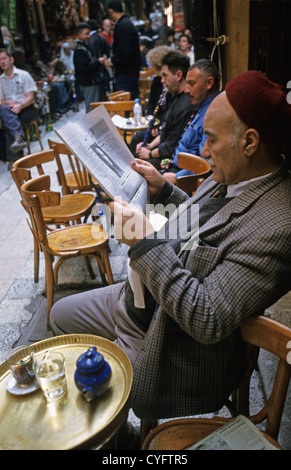 Ägypten, Kairo, der große Basar Khan al-Khalili. Berühmten Kaffeehaus: Fishawi. Mann, Tee trinken und Zeitung lesen. Stockfoto