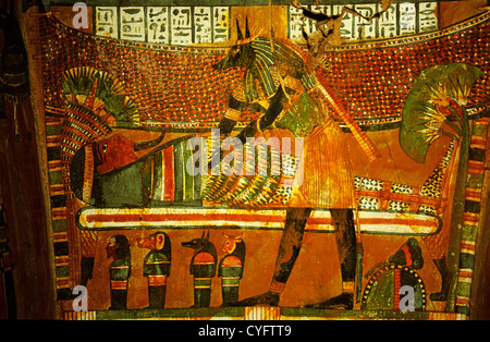 Ägypten, Kairo, Ägyptisches Museum. Innenraum des Sarges. Dekorationen und Hieroglyphen. Stockfoto