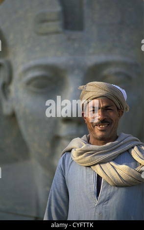Ägypten, Luxor, Ostufer des Nil River Valley, Luxor-Tempel, Mann vor der Statue von Ramses 2 Stockfoto