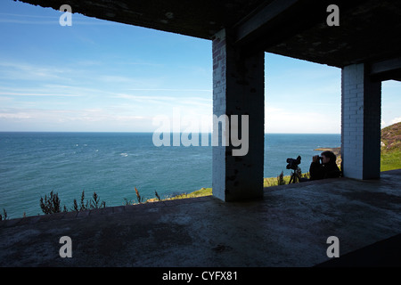 Vogelbeobachter im Observatorium auf Strumble Head, in der Nähe von Fishguard, Wales, UK Stockfoto