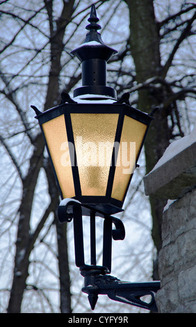 Klassische schwarze Laterne mit warmem Licht im winter Stockfoto