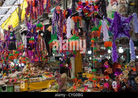 Halloween und Tag von den Toten Utensilien auf Jamaika Markt in Mexiko-Stadt DF Stockfoto