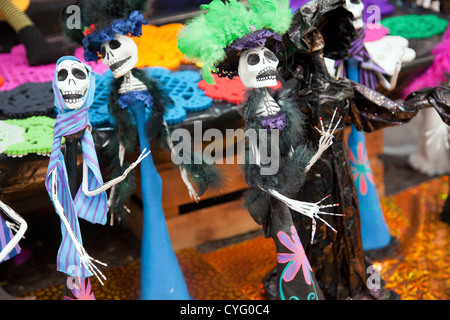 Catrina Puppen Día de los Muertos auf Ständen auf Jamaika Markt in Mexiko-Stadt DF Stockfoto