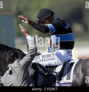 3. November 2012 gewinnt - Arcadia, Kalifornien, USA - Mike Smith am Mizdirection bei der Breeders' Cup Turt Sprint im Santa Anita Park am 3. November 2012 in Arcadia, Kalifornien... ARMANDO ARORIZO/PI (Kredit-Bild: © Armando Arorizo/Pi/Prensa Internacional/ZUMAPRESS.com) Stockfoto